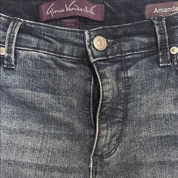 Gloria Vanderbilt - Picture 2 of 9